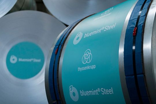 So sehen die Coils aus, die aus CO2-reduziertem Stahl von Thyssenkrupp Steel bestehen. Dieses Material ist aber knapp, heißt es. Deshalb hat sich Mercedes-Benz jetzt die Belieferung mit dem grünen Stahl mal lieber gesichert. Lesen Sie ...(Bild:  Thyssenkrupp Steel Europe)