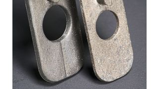 Links: Spritzgegossener Prüfkörper mit herkömmlichen plättchenförmigen Metalleffektpigmenten. Rechts: Spritzgegossener Prüfkörper mit neuartigen tetraederförmigen Pigmentpartikeln. (Bild: Fraunhofer-Institut IAP, Jadwiga Galties)