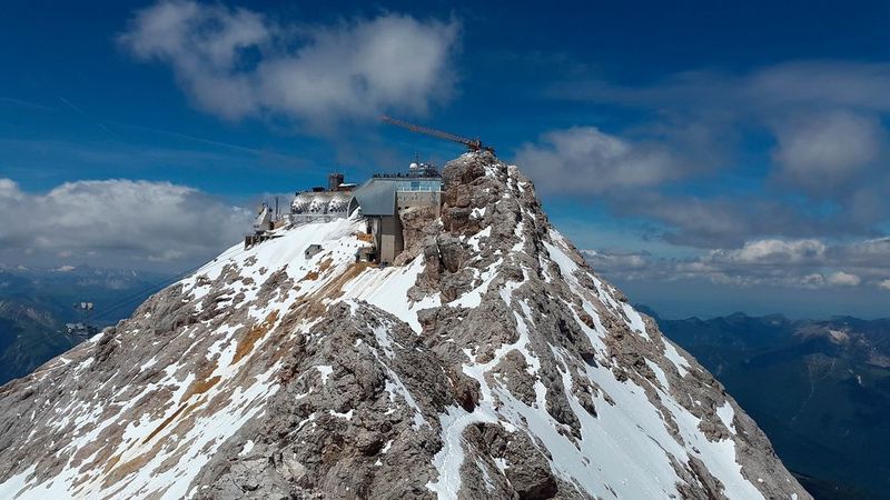 Nach Inbetriebnahme der Zugspitzbahn Ende 2017 geht der Ausbau auf dem Gipfel noch weiter. Bis Juli 2018 soll dort noch ein großer Gastronomiebereich entstehen. (gemeinfrei)