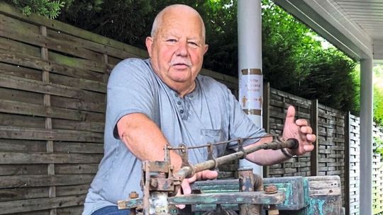 Hubert Rein ist Vorsitzender des Ostklassiker Klubs e.V. Wolkramshausen und gefragter Experte für Klassiker aus der ehemaligen DDR und Osteuropa. Vor zwei Jahren präsentierte er der Öffentlichkeit einen spektakulären Scheunenfund.(Bild:  MDR)