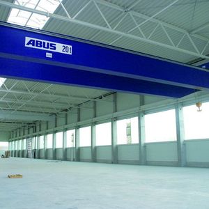 Der Hallenkran hat eine Tragkraft von 20 t  und kann über die gesamte Länge der Halle bewegt werden. Auf diese Weise lassen auch größere Werkzeug- und CNC-Maschinen sicher verpacken und verladen.