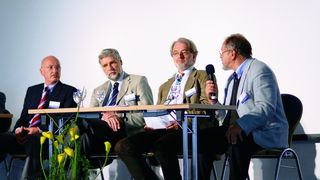 Auf der Podiumsdiskussion sprechen die Professoren (v.l.n.r.) Thomas Welsch („Die Flüssigchromatographie mit druck- oder elektroosmotisch bewegter mobiler Phase integriert auf Chips stellt eine mögliche Alternative zur HPLC mit diskreten Säulen dar.“),  Adreas Rizzi („Die Schnelligkeit der Trennung ist besonders wichtig, wenn in Mehrstufen-Prozessen wie der 2D-Chromatographie die Wiederholungszahlen in der zweiten Dimension sehr groß sind.“), Michael W. Linscheid („Der Vorteil der Offline-Analyse gegenüber dem Online-Verfahren ist, dass man ein Archiv anlegen kann. Mit diesen Referenzen können dann weiterführende Untersuchungen durchgeführt werden.“)  und Klaus Albert („In der Naturstoffanalytik benötigen wir neben der HPLC/NMR- die HPLC/MS-Kopplung. Ohne vorherige chromatographische Auftrennung ist eine reproduzierbare Analytik kaum möglich.“)  über die aktuellen Entwicklungen und Probleme in der schnellen Chromatographie. (Archiv: Vogel Business Media)