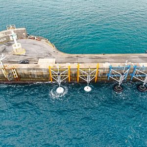 Der Minigrid von Sinn Power mit den vier Wellenkraftwerk-Modulen und dem Windrad in Heraklion.