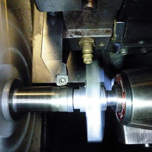 Bei Technoplast bearbeitet eine CVD-Diamantschneide jetzt in einer Drehmaschine Mazak Quick Turn 8 den hoch mit Carbonfasern gefüllten Kunststoff PEEK noch produktiver.