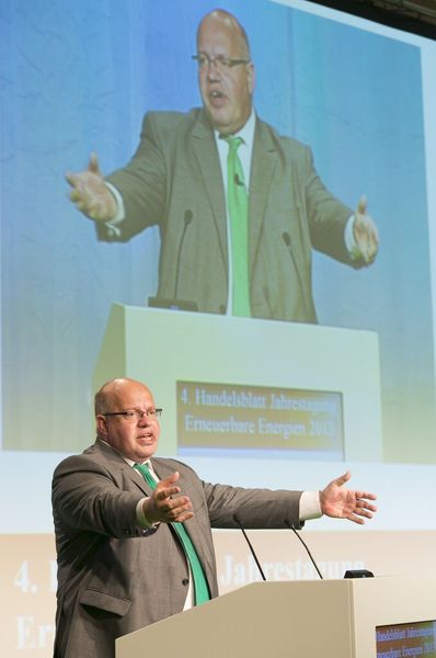 Bundesumweltminister Peter Altmaier auf der 4. Handelsblatt Jahreskonferenz „Erneuerbare Energien 2013“: „Wir werden nicht rückwirkend in die Einspeisevergütungen von Bestandsanlagen eingreifen.“ (Bild: Euroforum Deutschland)