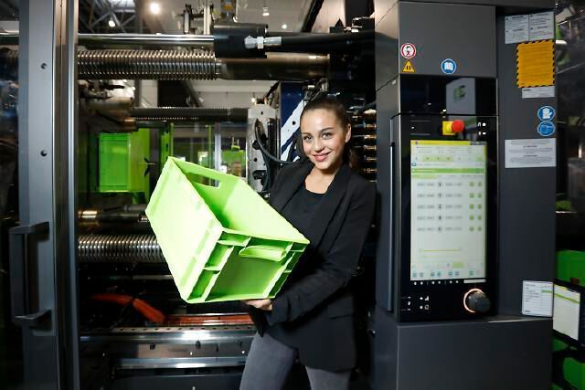 Circual Economy: Mit einer Victory-Spritzgießmaschine von Engel werden beispielsweise Post-Consumer-Abfälle zu Transportboxen verarbeitet. Trotz der Komplexität der Bauteilgeometrie kann bei den Boxen ein relativ hohen Rezyklatanteil von über 50 % erreicht werden. (Messe Düsseldorf / ctillmann)