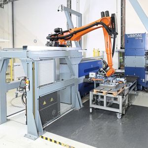Der Kuka-Roboter erkennt mit der Software Kuka.- Vision Tech, wenn ein Bauteil fertig bearbeitet ist.