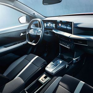 Das Cockpit ist im aktuellen Stil der Marke gehalten.(Bild:  Opel)