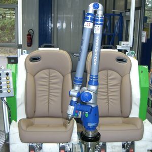 Bei der Vermessung von Sitzanlagen  weiß der FaroArm vor allem durch seine Flexibilität und Bedienfreundlichkeit zu überzeugen. 
     Bilder: LEAR