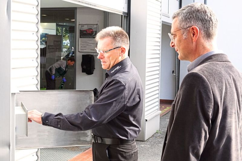 Serviceleiter Dietmar Samarra (li.) zeigt Service-Award-Jurymitglied Jan Rosenow das Fahrzeugannahmekonzept nach Feierabend. (Bild: Dominsky/»kfz-betrieb«)