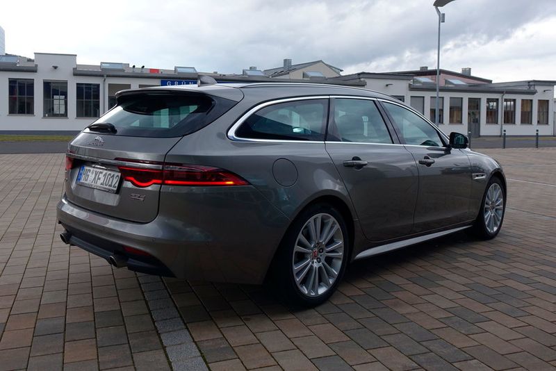 Obwohl der XF Sportbrake genauso lang ist wie die Limousine, wirkt die Kombivariante optisch gestreckter und dynamischer.  (Sven Prawitz/»Automobil Industrie«)