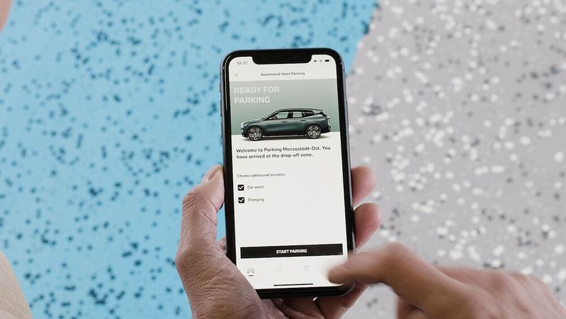 Bosch und Valeo arbeiten an einem System, mit dem Autofahrer ihr Fahrzeug künftig alleine zum Parkplatz schicken können. Bosch und Valeo arbeiten an einem System, mit dem Autofahrer ihr Fahrzeug künftig alleine zum Parkplatz schicken können.