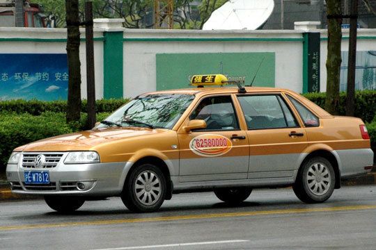 Nach wie vor sind VW-Veteranen im Straßenbild Pekings allgegenwärtig - ob mit Taxischild... (Archiv: Vogel Business Media)