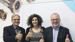 Platz 3 des «Prodex-Awards - powered by SMM» geht an die Urma AG: im Bild v.l.n.r.: René Näf, Danièle Turkier und Urs W. Berner. (SMM)