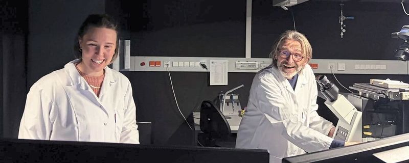 Anna Gaugutz und Prof Gerhard Schütz von der TU Wien waren mit beteiligt, eine neue Mikroskopiemethode zu entwickeln.(Bild:  TU Wien)