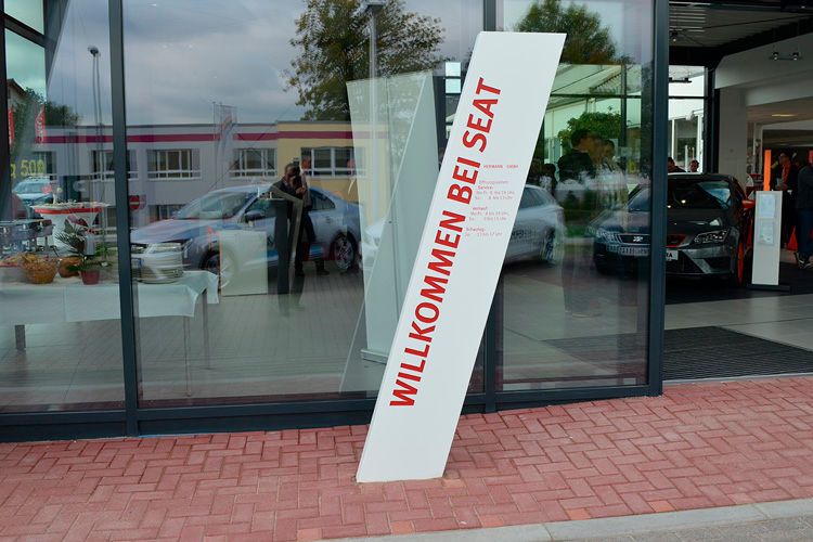 Das Autohaus Hermann heißt seine Kunden herzlich willkommen, … (Foto: Grimm)