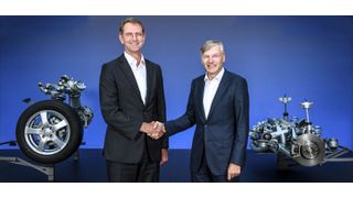 Verkünden den Produktionsstart des Joint Ventures e.GO Moove: Wolf-Henning Scheider, der Vorstandsvorsitzende der ZF Friedrichshafen, und Prof. Dr. Günther Schuh, CEO von e.GO Mobile. (ZF Friedrichshafen)
