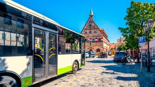 Trotz der Verbesserungen durch bedarfsgesteuerten Verkehr: Mit Bussen allein lässt sich das Anbindungsproblem noch nicht lösen. (©Sina Ettmer – stock.adobe.com)