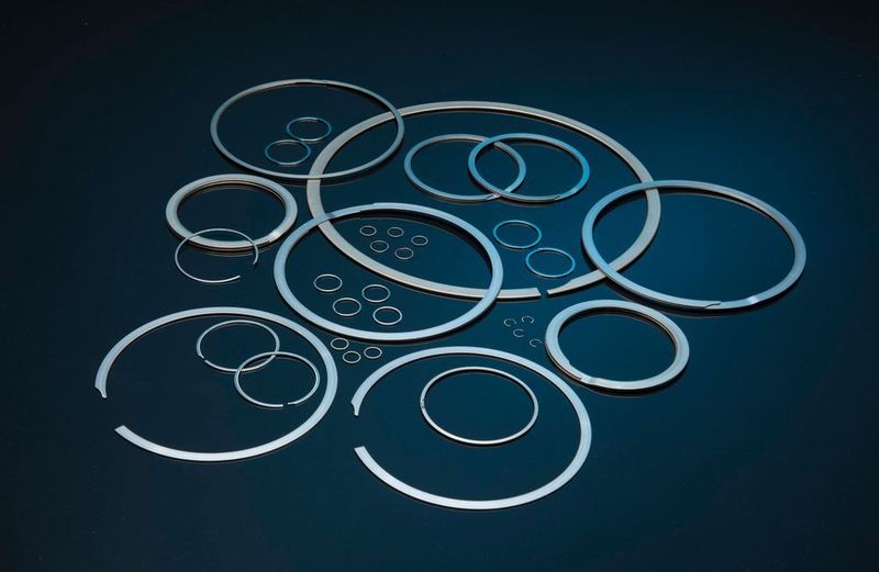 Die Spirolox-Sicherungsringe sind gewalzte Edelstahl-, Titan- oder Sonderlegierungsprodukte. Sie weisen keine vorstehenden Nasen, Ösen oder Bohrungen auf. (TFC)