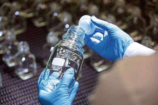 Neben den bekannten Glasflaschen bietet DWK Life Sciences auch Ready-to-Use-Lösungen für stärker vernetzte, standardisierte Arbeitsabläufe im Labor.(Bild:  DWK Life Sciences)