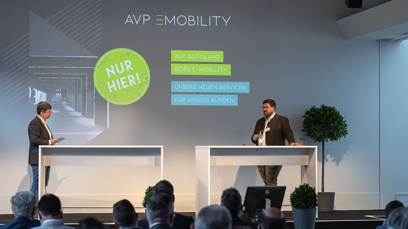 Im Dialog mit Martin Achter, Leiter des Ressorts Management & Handel bei »kfz-betrieb«, schilderte Franz Hirtreiter jr., wie die Plattlinger Autohausgruppe die Elektromobilität zum ganzheitlichen Geschäftsmodell macht.  (Bild: Stefan Bausewein)