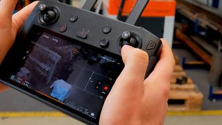 Eine Fernsteuerung durch einen Drohnenführer, wie hier abgebildet, wird mit der „Autodrohne“ nicht mehr notwendig sein. Im Forschungsumfeld funktioniert der autonome Indoor-Drohnenflug schon. (Bild: IPH)