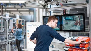 Smart Factory KL baut derzeit eine Shared Production auf drei Standorte verteilt in Kaiserslautern auf und integriert hier bewusst viele Handarbeitsplätze. (Bild: Smart Factory KL )