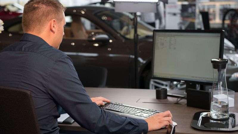 Mit ihrer Betrugsmasche versuchen Unbekannte meist per Mail Kontakt zum Autohaus zu erhalten. Die darin hinterlegten Kontaktdaten führen jedoch auf gefälschte Seiten. (Bild:  ProMotor)