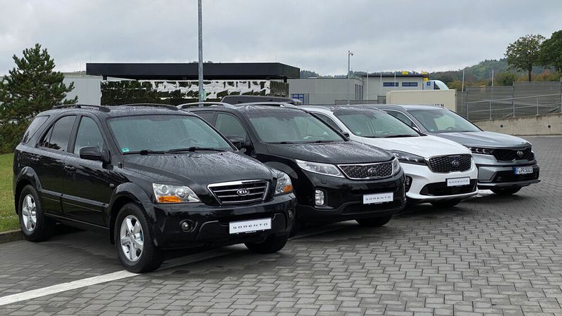 2002 wurde das SUV Sorento eingeführt und brachte den endgültigen Durchbruch für Kia in Deutschland. Der Name stammt von der süditalienischen Stadt Sorrent bzw. dem gleichnamigen Gebirge in San Diego.  (Bild: Autodrom)