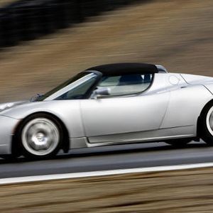 Der Tesla Roadster ist derzeit das Elektromobil mit dem größten Aufmerksamkeitswert. Der Hersteller gibt seine Reichweite mit 380 Kilometern an, der Preis liegt allerdings auch bei rund 100.000 Euro.