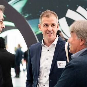 Torsten Fiedler, Team Lead Product Management, Tebis AG, und das gesamte Team sehen sich bestätigt: «Der Award bestätigt unseren Anspruch, Fertigungsunternehmen mit echten, praxisnahen Innovationen zu unterstützen. Die revolutionäre ‹SmartOps›-Technologie macht CAD/CAM-Prozesse nicht nur deutlich schneller und sicherer, sondern vor allem beherrschbar und skalierbar.»(Bild:  Grand Visions / German Design Council)