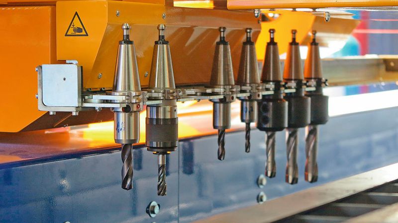 Der 8-fache Werkzeugwechsler dient für den schnellen und präzisen Austausch von Werkzeugen der Bohranlage, um Ungenauigkeiten und technische Verzögerungen zu vermeiden. (Bild: Fercher)