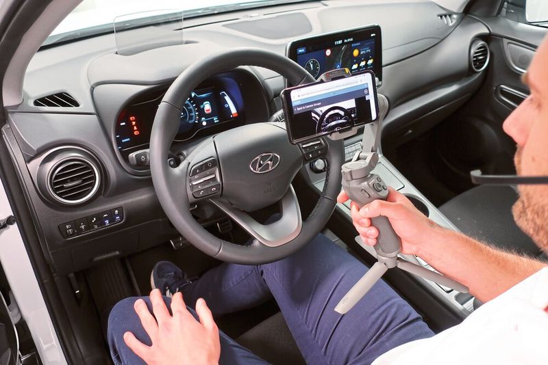 Dort erklärt der Berater sämtliche Informationen zu Infotainment und Bordcomputer. (Bild: Viktoria Hahn / »kfz-betrieb«)