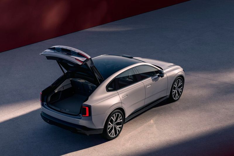 Die Heckklappe öffnet weit, entsprechend leicht ist der ES90 zu be- und entladen. Der Kofferraum fasst zwischen 424 und 1.427 Liter. (Bild: Volvo)