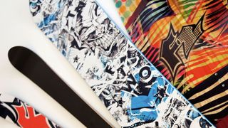 Bei der Verwendung als Obergurt von Boards oder Skiern ersetzt der Werkstoff Lamisport X-Treme mehrere Schichten der bisherigen konventionellen Herstellung. (Bild: Lamilux)