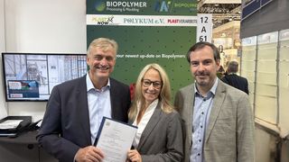 Peter Putsch, geschäftsführender Vorsitzender Polykum, Martina Summer, Verlagsleitung WIN-Verlag und Dr. Patrick Hirsch, stellv. Vorsitzender Polykum, mit dem unterzeichneten Vertrag für den gemeinsamen Biopolymer Kongress. (Bild: Polykum/Max Putsch)