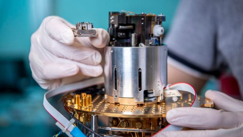 Diese optische Schnittstelle für einen Quantenspeicher wird ein essenzieller Bestandteil von künftigen Quantennetzwerken sein. Der erste Teil eines solchen Netzwerks wurde Anfang 2025 am KIT gebaut.(Bild:  Markus Breig, KIT)