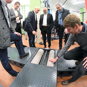 Auf den Rollen bescheunigt das Prüffahrzeug aus dem Leerlauf unter 1.500 Newtonmeter innerhalb von 5 Sekunden auf 20 km/h, … (Bild:  Zietz/»kfz-betrieb«)