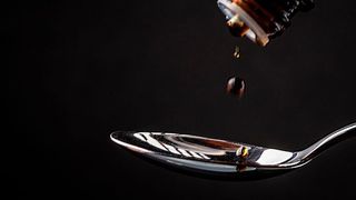 Es gibt viele Medikamente gegen subakuten Husten. Der Vergleich von sechs klinischen Studien zeigt aber, dass viele Hustenmittel keinen deutlichen Nutzen bei der Genesung haben. (Symbolbild) (gemeinfrei)