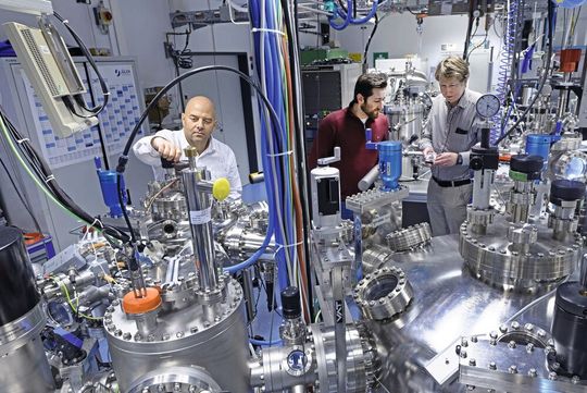 Dr. Ilia Valov (l.) im Oxidcluster am Forschungszentrum Jülich. Im Hintergrund: Michael Lübben (Mitte) und Prof. Rainer Waser (r.) Dr. Ilia Valov (l.) im Oxidcluster am Forschungszentrum Jülich. Im Hintergrund: Michael Lübben (Mitte) und Prof. Rainer Waser (r.)