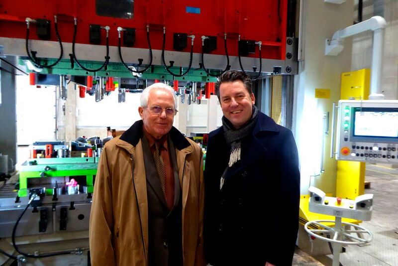 Sie freuen sich über die gute Zusammenarbeit: Lajos Novotni, Präsident der Hajdu-Unternehmensgruppe (l.) und Oliver Dörmann, Geschäftsführer der Walter Neff GmbH Maschinenbau in Karlsruhe.  (Kuhn)