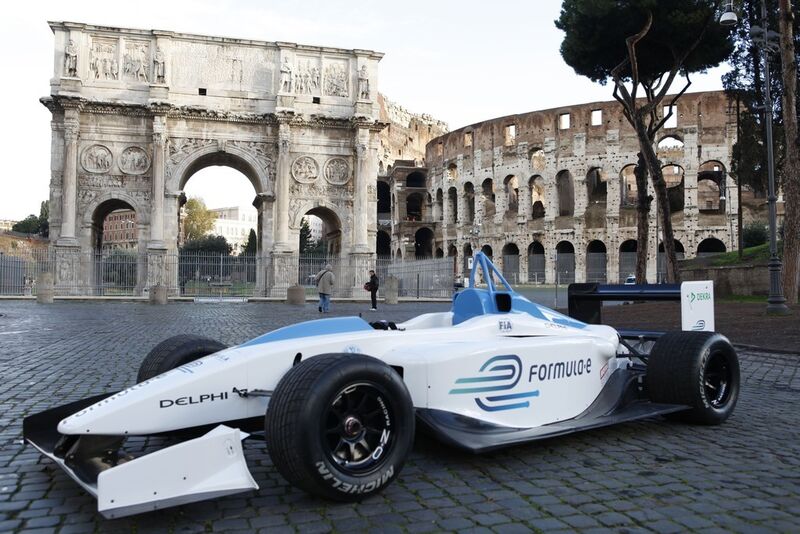 Alte Straßen, neue Autos: Rom ist eine der drei europäischen Austragungsorte des FIA Formel E Championship. (Formula E)
