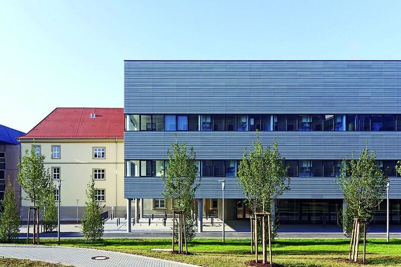 Abb. 1: 78 Millionen Euro haben der Bund und der Freistaat Bayern in den Neubau des DFG-Forschungszentrums für experimentelle Biomedizin in Würzburg investiert.  (Bild: Holger Stein Fotografie)