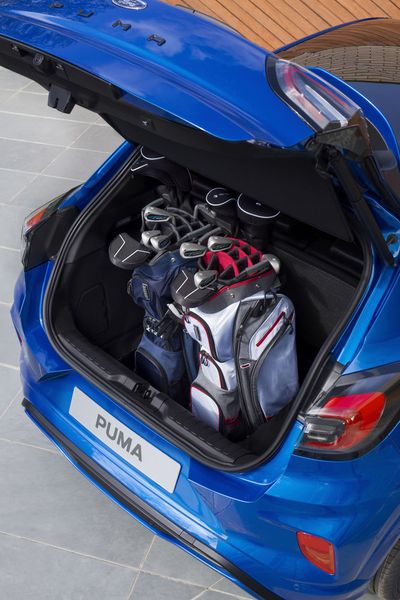 Arretiert man den geöffneten Ladeboden, lassen sich beispielsweise zwei aufrechtstehende Golfbags in dem kleinen Ford transportieren. (Ford)