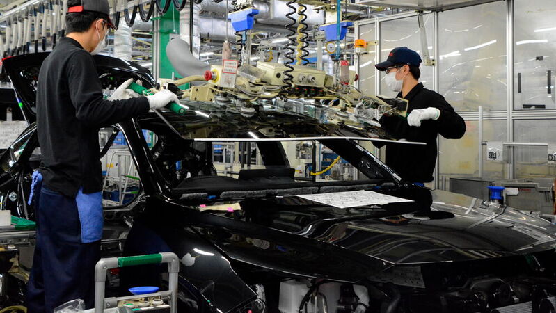 Von April bis Juni verkaufte Toyota in Japan 100.000 Einheiten weniger als im Vorjahreszeitraum. Im Bild: Fertigung des SUVs Harrier im japanischen Werk Takaoka.