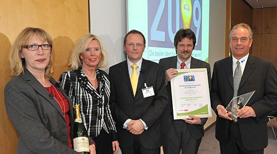 Der „Gebrauchtwagen Award 2009“ in der Kategorie „Konzepte“ geht an die EGA Einkaufsgenossenschaft Automobile: (von li.) Silvia Lulei, Marion Johl, Volker Lange und die EGA-Geschäftsführer Wolfram Lambeck und Thorsten Cordes. (Archiv: Vogel Business Media)