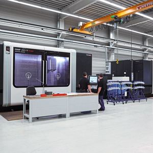 Sauber und modern: Der insgesamt rund 10.000 m² große „Shopfloor“ bei Loll Feinmechanik.(Bild:  Loll Feinmechanik)
