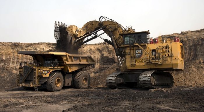 Der dritte Platz geht an den fast 21 Meter großen Caterpillar 7495 HF. Der elektrische Seilbagger bringt stolze 1.435 Tonnen Einsatzgewicht auf die Waage. Das Ungetüm hat eine Höchstleistung von 5.317 Pferdestärken. In nur einer Schaufel stemmt der Bagger über 100 Tonnen Gewicht.   Weitere Informationen erhalten Sie auch auf der Seite Maschinensucher. (Bild:  Caterpillar,  CC BY-SA 3.0;  http://presse.maschinensucher.de/images/cat-6090-fs-loads-797f-in-mozambique-781901) (Bild: Caterpillar)