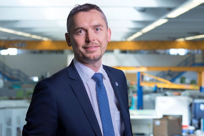 „Dass ein solch beachtliches Alter erreicht werden konnte, liegt an unserer Fähigkeit, uns an den Wendepunkten unserer Unternehmensentwicklung mit vorhandenen Kräften neu aufzustellen und, wenn nötig, neu zu erfinden“, so der Technische Geschäftsführer Rainer Hertle im Rückblick.  (SPN Schwaben)