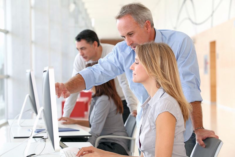 Eine Vorraussetzung für den Erfolg einer Weiterbildung ist, dass die Mitarbeiter Lust auf den Kontakt mit Menschen und ein Gespür für sie haben. (Bild: goodluz - Fotolia.com)